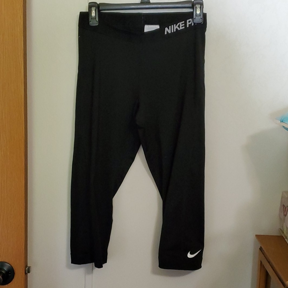 Nike Pro Black Cropped Leggings